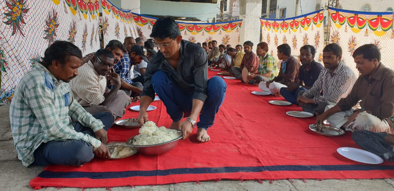 Free food distribution at Dabeerpura flyover